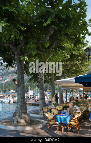 Cafe sulla riva del lago di Garda, Lago di Garda, Italia Foto Stock