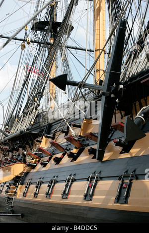 Città di Portsmouth. In Inghilterra. La pistola di porte e ancora di dritta sulla HMS Victory che si trova a Portsmouth Historic Dockyard. Foto Stock