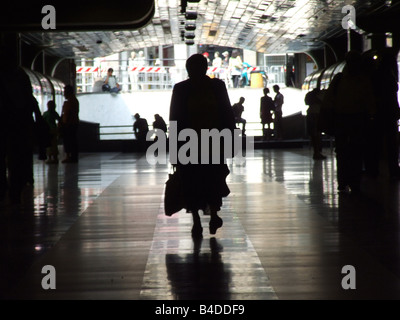 Silhouette di persone in metropolitana tunnel di passaggio Foto Stock