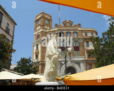 Cadice il mercato dei fiori (Plaza de las Flores aka Plaza de Topete) con statua e il principale ufficio postale dietro. In Andalusia, España Foto Stock