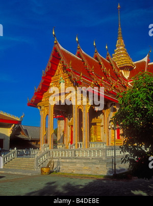 Esterno del bot principale aka l ordinazione hall ricca di luce solare, Wat Chalong tempio, Phuket, Tailandia Foto Stock