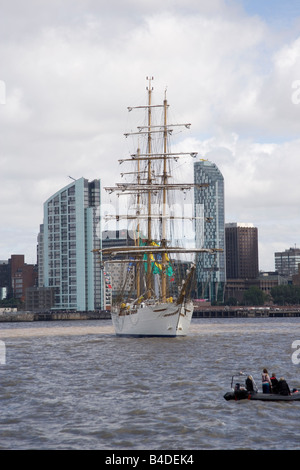 Brasiliano della nave a vela del Cisne Branco a Tall Ships race in Liverpool Luglio 2008 andando giù il Mersey durante la sfilata Foto Stock