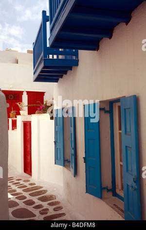 Scena di strada Cicladi Mykonos isola greca Grecia Foto Stock