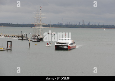 Imbuto Rosso traversata in traghetto il Solent, tra Cowes, Isola di Wight e Southampton Regno Unito Foto Stock