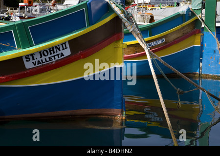 Tipiche barche da pesca porto di Mgarr Gozo Malta Foto Stock