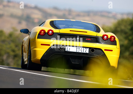 Ferrari Scuderia 430, modello anno 2007-, giallo, guida, diagonale dal retro, vista posteriore, country road Foto Stock