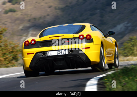 Ferrari Scuderia 430, modello anno 2007-, giallo, guida, diagonale dal retro, vista posteriore, country road Foto Stock