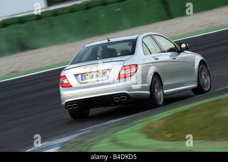 Mercedes C 63 AMG, modello anno 2007-, argento, guida, diagonale dal retro, vista posteriore del test in pista Foto Stock