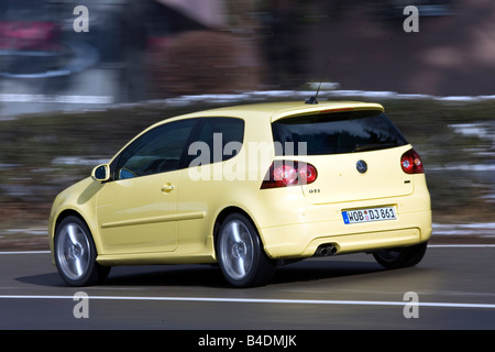 VW Volkswagen Pirelli-Golf-GTI, modello anno 2008-, giallo, guida, diagonale dal retro, vista posteriore, country road Foto Stock