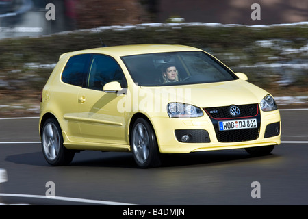 VW Volkswagen Pirelli-Golf-GTI, modello anno 2008-, giallo, guida, diagonale dalla parte anteriore, vista frontale, country road Foto Stock