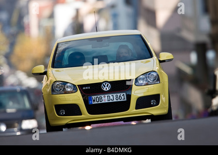 VW Volkswagen Pirelli-Golf-GTI, modello anno 2008-, giallo, guida, diagonale dalla parte anteriore, vista frontale, Città Foto Stock