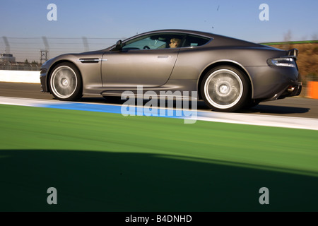 Aston Martin DBS, modello anno 2008-, antracite, guida, vista laterale, pista di prova Foto Stock