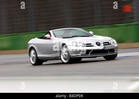 Mercedes SLR McLaren, modello anno 2008-, argento, guida, diagonale dalla parte anteriore, vista frontale, test in pista, open top Foto Stock