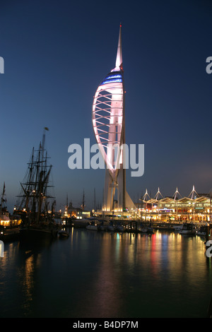 Città di Portsmouth. In Inghilterra. Vista del tramonto della marina al Gunwharf Quays con Gunwharf ristoranti e Spinnaker Tower. Foto Stock