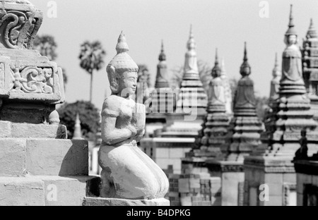 Jan 20, 2003 - tombe in un cimitero buddista sul lago Tonle Sap al di fuori della città cambogiana di Siem Riep. Foto Stock