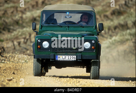 Auto, Land Rover Defender 90 TD 5, cross country il veicolo e il modello anno 1998-, verde, la guida fuoristrada, vista frontale Foto Stock