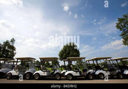 Golf carts schierate at Highlands Golf in Bella Vista, Arkansas, U.S.A. Foto Stock