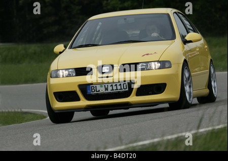 Auto Seat Leon Cupra, inferiore di medie dimensioni di classe, Limousine, modello anno 1999-, giallo, guida, country road, diagonale dal p. Foto Stock