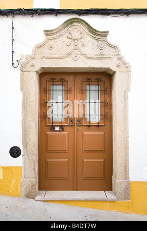 Porta barocca (1768 data incisa sulla parte superiore) in un palazzo. Città Portalegre, Portogallo. Foto Stock