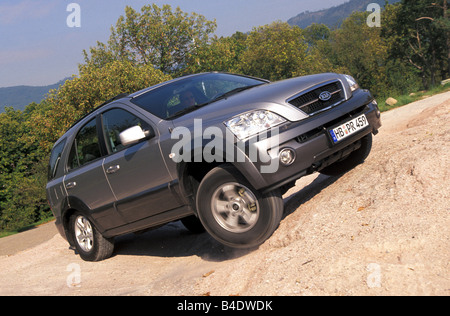 Auto Kia Sorento, cross country il veicolo e il modello anno 2002-, argento, guida, Groand, offroad, diagonale dalla parte anteriore, Frontale vi Foto Stock