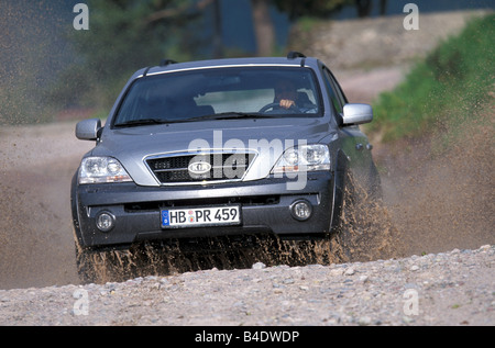 Auto Kia Sorento, cross country il veicolo e il modello anno 2002-, argento, guida, Groand, offroad, diagonale dalla parte anteriore, Frontale vi Foto Stock