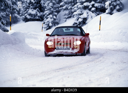 Auto, Auto in inverno, MG F, rosso, cabriolet, parte superiore chiusa, guida, diagonale dalla parte anteriore, vista frontale, Neve, neve Foto Stock