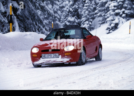 Auto, Auto in inverno, MG F, rosso, cabriolet, parte superiore chiusa, guida, diagonale dalla parte anteriore, vista frontale, Neve, neve Foto Stock