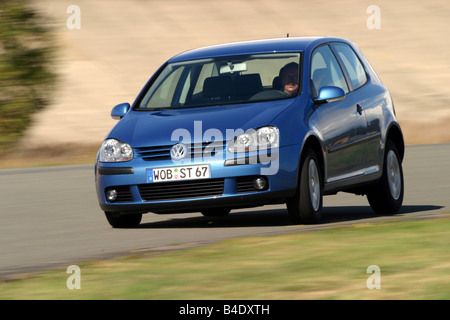 Auto VW Volkswagen Golf V 1.9 TDI, inferiore di medie dimensioni di classe, modello anno 2003-, metallica-blu, Limousine, FGHDS, guida, diagona Foto Stock