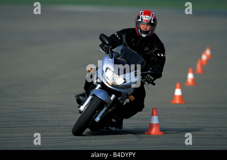 Ciclo motore, sport ciclo motore, Sporttourer, Kawasaki ZR-7S, argento, anno modello 2003, la guida, la posizione inclinata, laterale positio Foto Stock