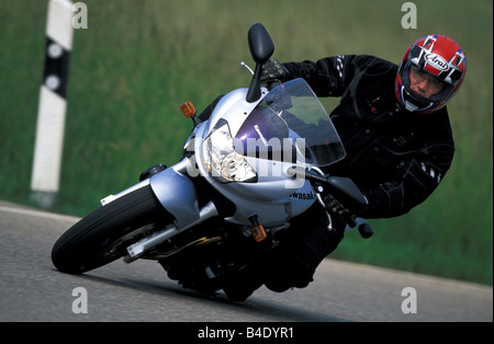 Ciclo motore, sport ciclo motore, Sporttourer, Kawasaki ZR-7S, argento, anno modello 2003, la guida, la posizione inclinata, laterale positio Foto Stock