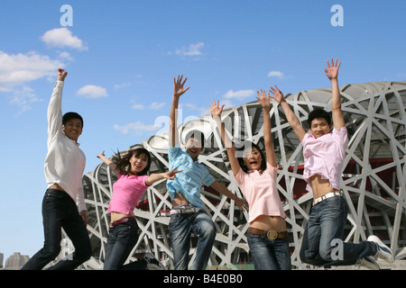 I giovani cinesi al di fuori lo stadio nazionale Foto Stock