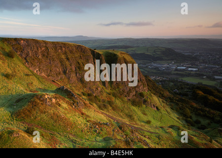 Vista dalla parte superiore della grotta di collina che si affaccia su Belfast Belfast Irlanda del Nord Regno Unito Foto Stock