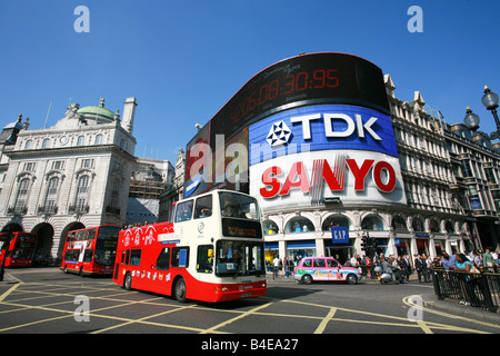 Red open top London double decker sightseeing bus turistico passa davanti al famoso insegne al neon di Piccadilly Circus London REGNO UNITO Foto Stock