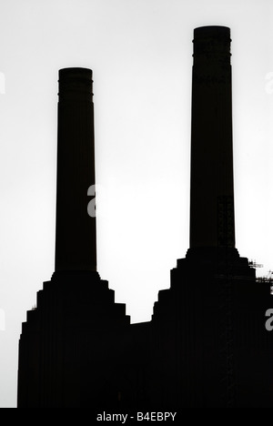 Silhouette di due camini da Battersea Power Station di Londra Foto Stock