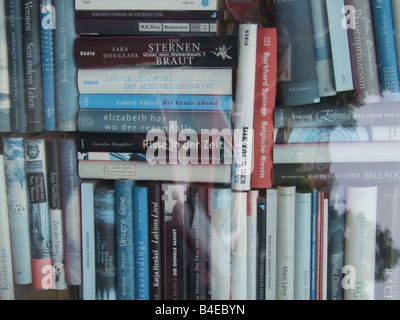 Libri in vetrina a Berlino Germania Foto Stock