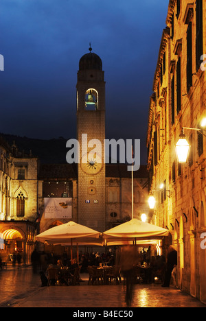 I turisti a piedi lungo la placa la notte. Dubrovnik, Croazia (sfocatura) Foto Stock