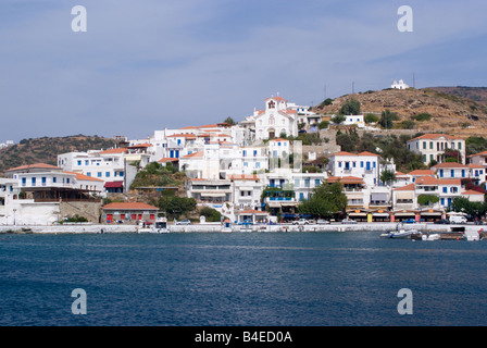 La tipica città greca di Batsi con architettura tradizionale sull isola di Andros Cicladi Mar Egeo Grecia Foto Stock