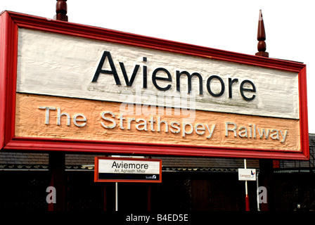 Aviemore stazione ferroviaria piattaforma che è stato rinnovato e offre ora l'inizio di un viaggio panoramico in treno a vapore Foto Stock