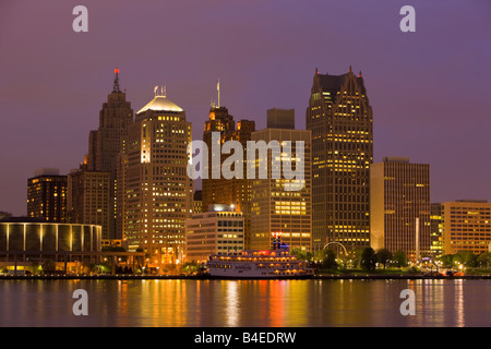 Skyline della città di Detroit, Michigan, Stati Uniti d'America al tramonto visto dal lungomare nella città di Windsor, Ontario, Canada. Foto Stock