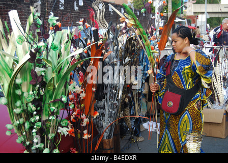 Raccolta mista di bric a brac a Braderie Lille Francia Foto Stock