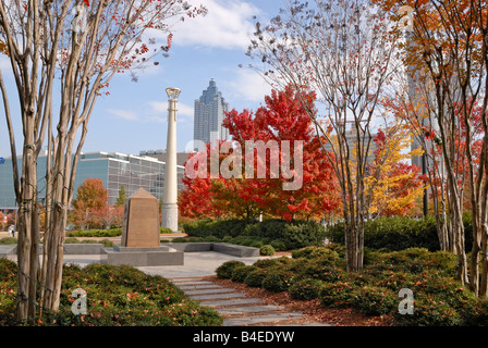 Un autunno vista di Atlanta Centenial Olympic Park. I gradini di pietra conducono ad una torcia olimpica e monumento. Foto Stock