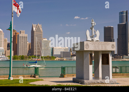 Memoriale di ancoraggio in Dieppe Gardens nella città di Windsor, Ontario, Canada backdropped dal Fiume Detroit e sullo skyline Foto Stock