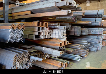 Ferro da stiro, travi, trave, ruggine, metallo, acciaio arrugginito, angolo quadrato, Diagonal, SPORCHE, SPORCHE, il disordine, sporcizia, saldare, materie prime,, costruire, Foto Stock