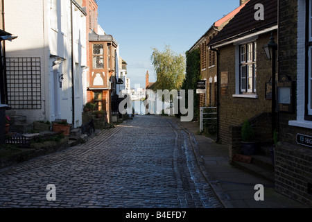 Case sulla Strada Alta Upnor Kent incontaminato e pittoresco villaggio di ciottoli street Foto Stock