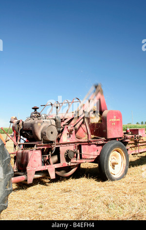 Il motore a benzina azionato fienagione rotopressa vecchio tempo farm show Foto Stock