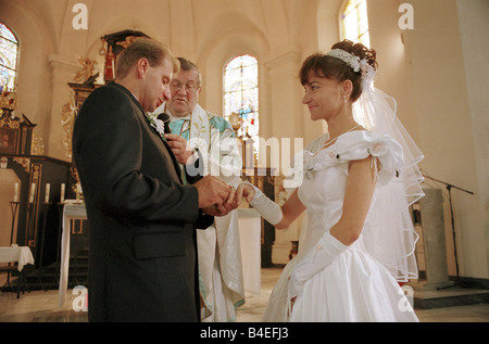 Una cerimonia di matrimonio in una chiesa, Raciborz, Polonia Foto Stock