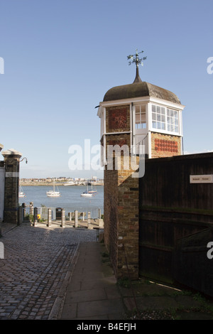 Un insolito esagonale casa estiva a Upnor sul fiume Medway nel Kent Foto Stock