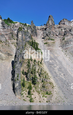 Il diavolo è la spina dorsale di un dicco verticale di taglio attraverso il cerchio. Il Parco nazionale di Crater Lake, Oregon, Stati Uniti d'America. Foto Stock