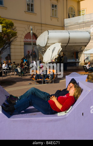 Persone rilassante in Museums Quartier quartiere centrale di Vienna Austria Europa Foto Stock