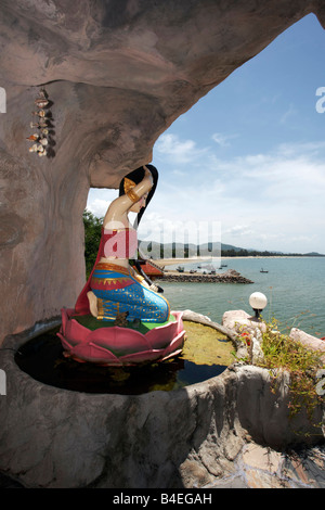 Statua buddista di una divinità femminile che si affaccia sull'oceano a Hua Hin dal tempio di Khao Tao Thailandia, Sud-est asiatico. Foto Stock